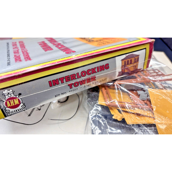AHM Kit Interlocking Tower Building HO Scale Train Layout #15602 Lighted - Picture 15 of 16
